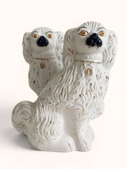 Paire de chiens King Charles Spaniel en majolique de style Staffordshire