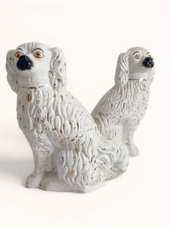 Paire de chiens King Charles Spaniel en majolique de style Staffordshire