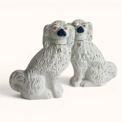 Paire de chiens King Charles Spaniel en majolique de style Staffordshire