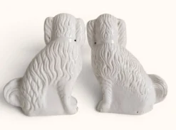 Paire de chiens King Charles Spaniel en majolique de style Staffordshire