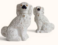 Paire de chiens King Charles Spaniel en majolique de style Staffordshire