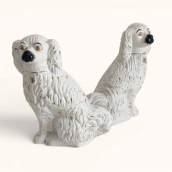 Paire de chiens King Charles Spaniel en majolique de style Staffordshire