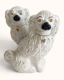 Paire de chiens King Charles Spaniel en majolique de style Staffordshire