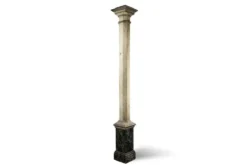 Paire de colonnes en bois peint à l’imitation du marbre. Années 1880.