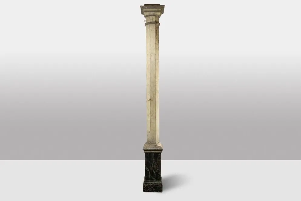 Paire de colonnes en bois peint à l’imitation du marbre. Années 1880.