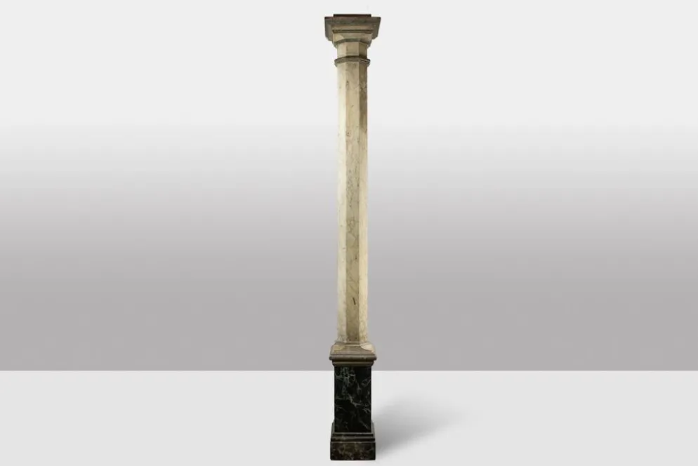 Paire de colonnes en bois peint à l’imitation du marbre. Années 1880.