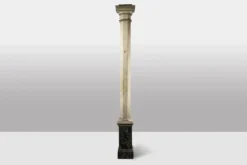 Paire de colonnes en bois peint à l’imitation du marbre. Années 1880.