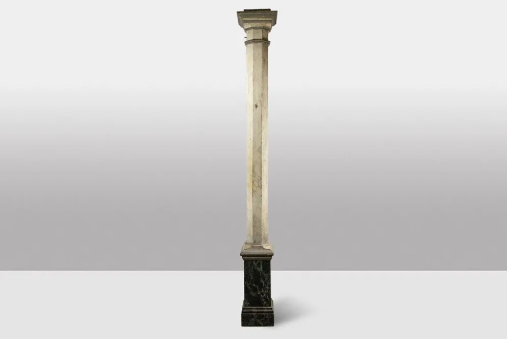 Paire de colonnes en bois peint à l’imitation du marbre. Années 1880.