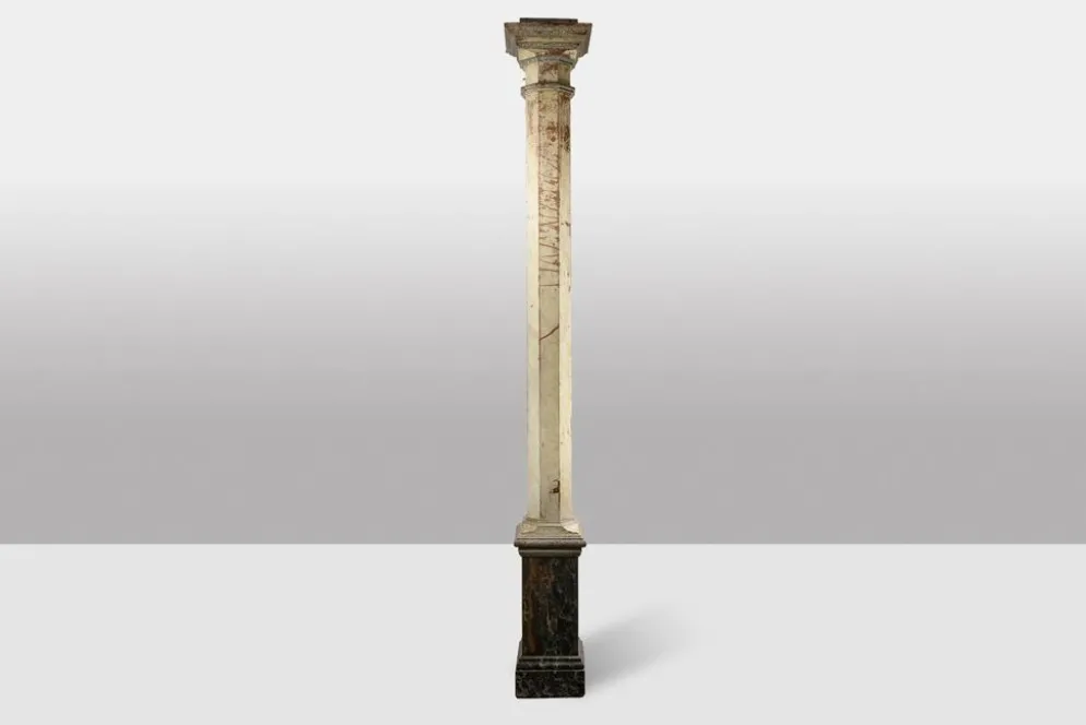 Paire de colonnes en bois peint à l’imitation du marbre. Années 1880.
