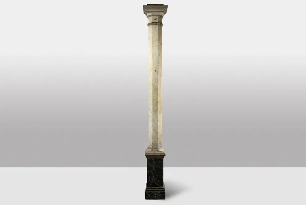 Paire de colonnes en bois peint à l’imitation du marbre. Années 1880.