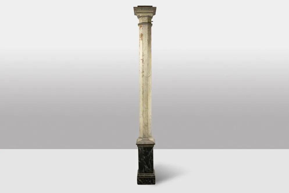 Paire de colonnes en bois peint à l’imitation du marbre. Années 1880.