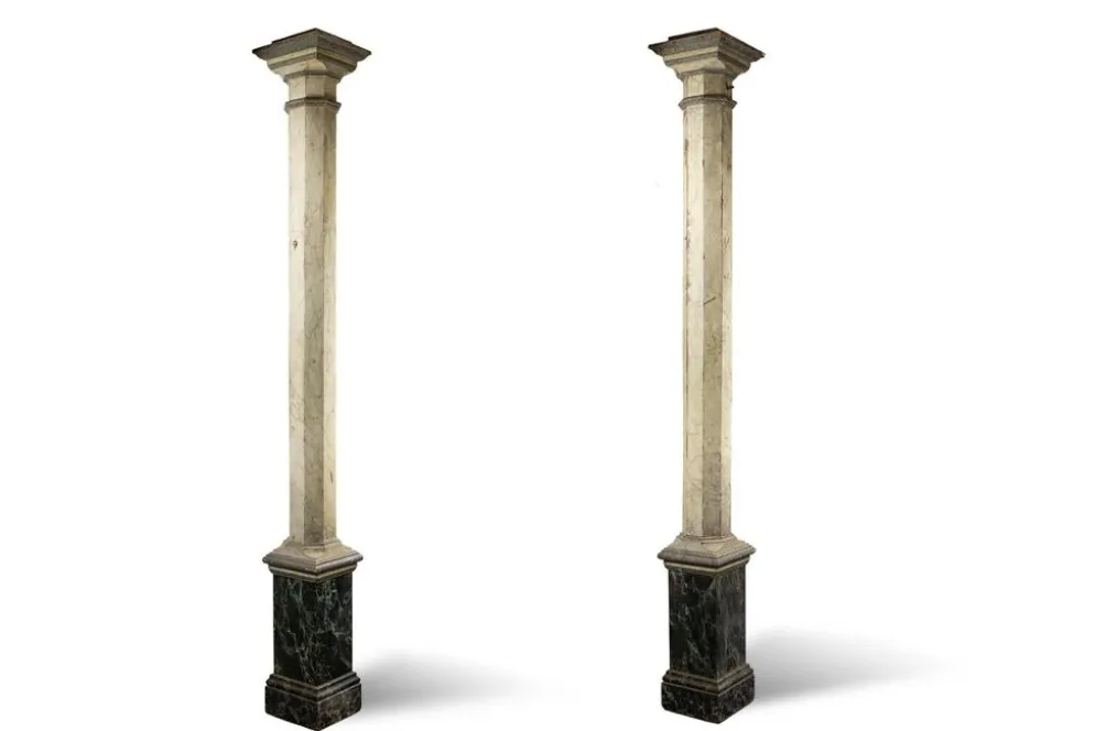 Paire de colonnes en bois peint à l’imitation du marbre. Années 1880.