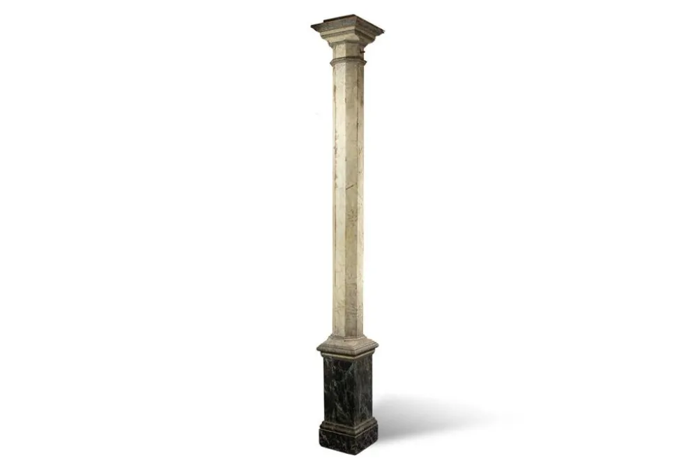 Paire de colonnes en bois peint à l’imitation du marbre. Années 1880.