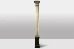 Paire de colonnes en bois peint à l’imitation du marbre. Années 1880.