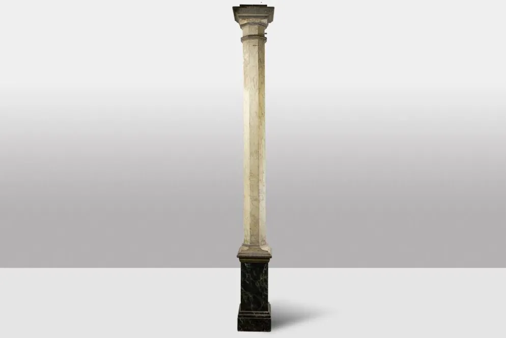 Paire de colonnes en bois peint à l’imitation du marbre. Années 1880.