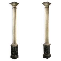 Paire de colonnes en bois peint à l’imitation du marbre. Années 1880.