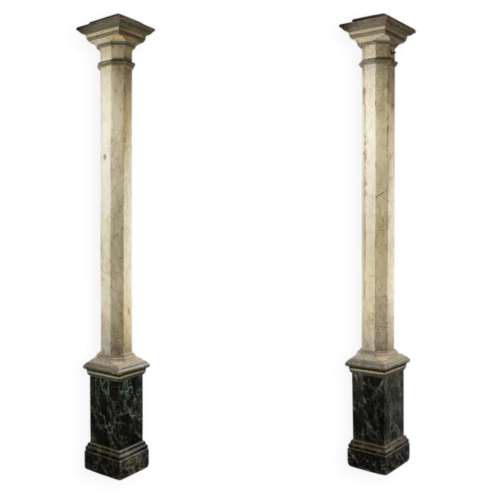 Paire de colonnes en bois peint à l’imitation du marbre. Années 1880.