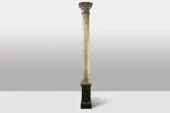 Paire de colonnes en bois peint à l’imitation du marbre. Années 1880.