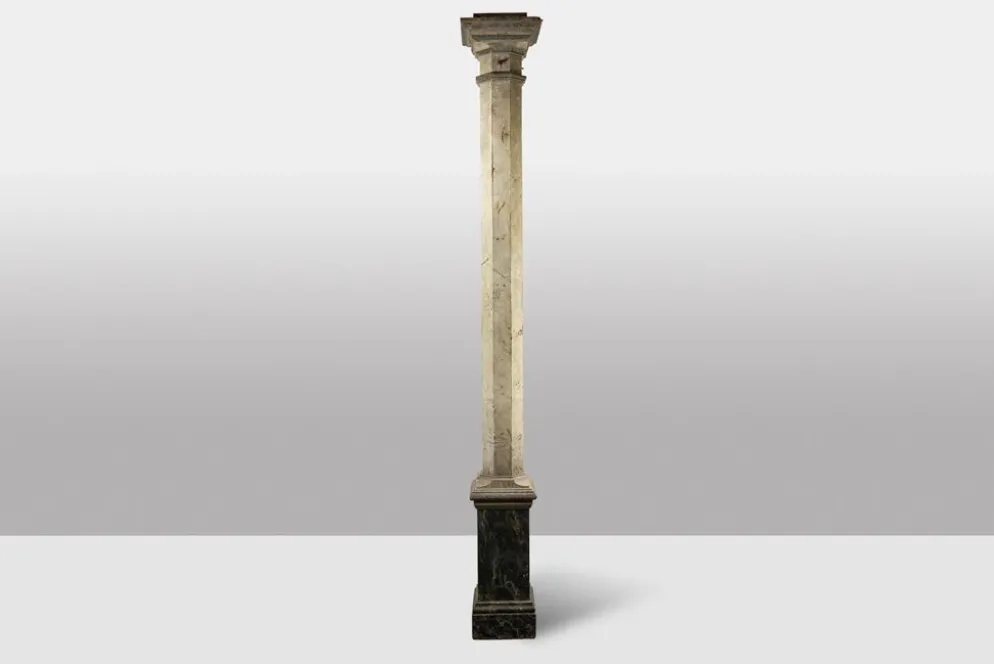 Paire de colonnes en bois peint à l’imitation du marbre. Années 1880.