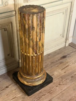 Paire de colonnes en bois sculpté de style Louis XVI, L’escalier de cristal, vers 1880