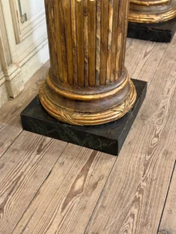 Paire de colonnes en bois sculpté de style Louis XVI, L’escalier de cristal, vers 1880