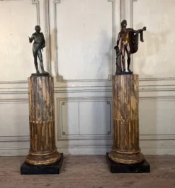 Paire de colonnes en bois sculpté de style Louis XVI, L’escalier de cristal, vers 1880