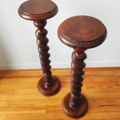 Paire de colonnes sellettes en bois tourné