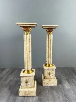 Paire de colonnes sellettes en marbre et laiton, XXe siècle