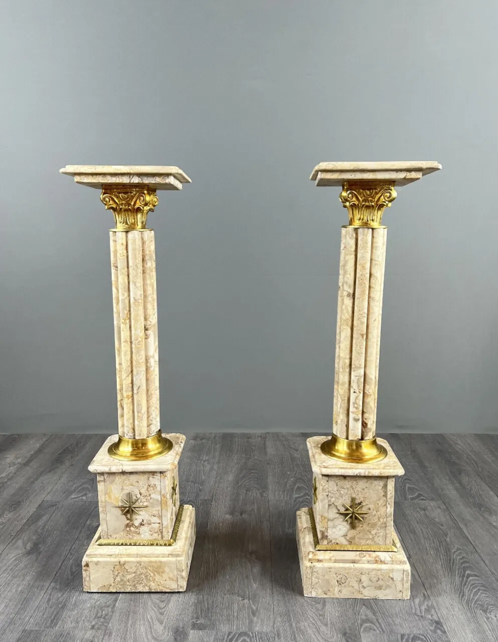 Paire de colonnes sellettes en marbre et laiton, XXe siècle