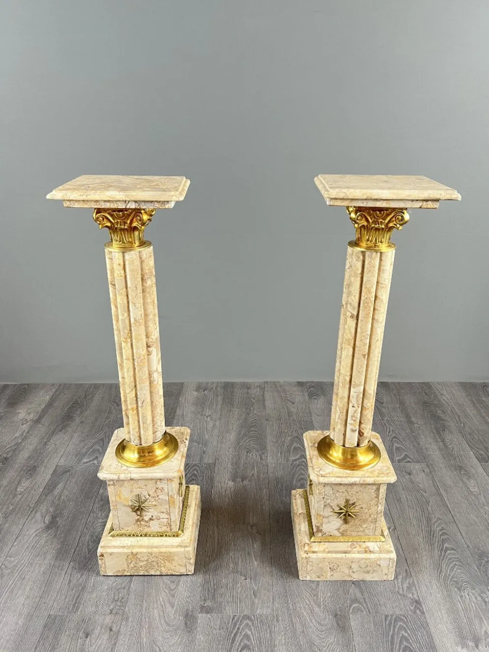 Paire de colonnes sellettes en marbre et laiton, XXe siècle