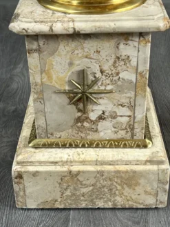 Paire de colonnes sellettes en marbre et laiton, XXe siècle