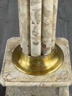Paire de colonnes sellettes en marbre et laiton, XXe siècle