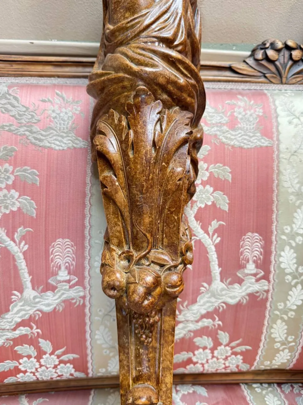Paire de consoles en plâtre peint de style Louis XVI