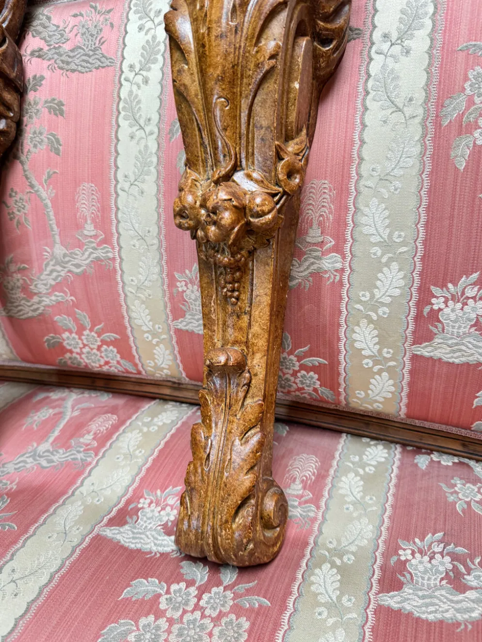 Paire de consoles en plâtre peint de style Louis XVI