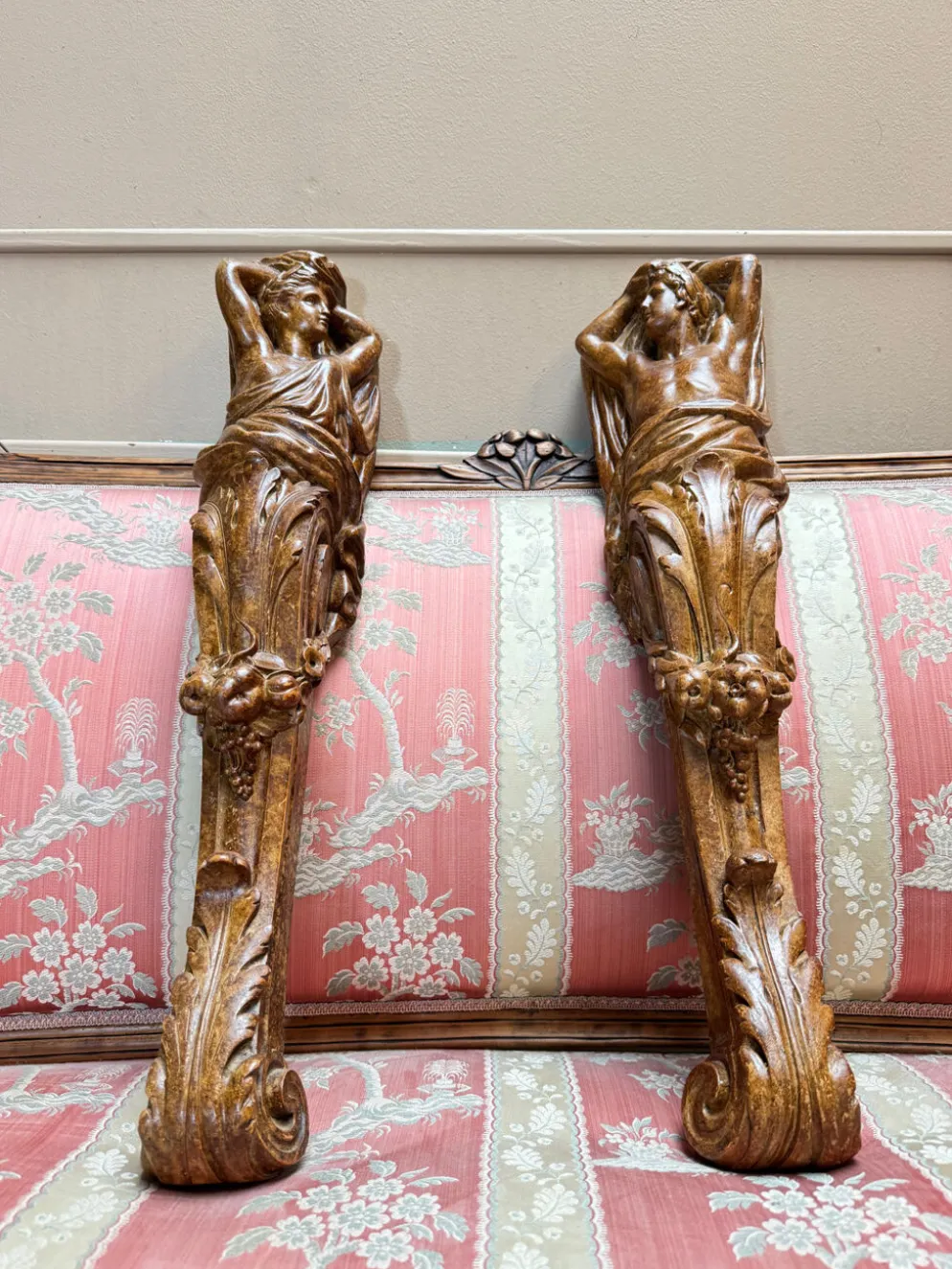 Paire de consoles en plâtre peint de style Louis XVI