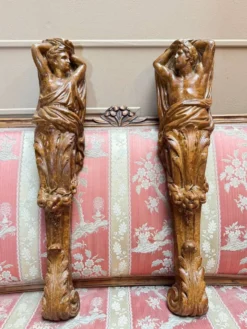 Paire de consoles en plâtre peint de style Louis XVI