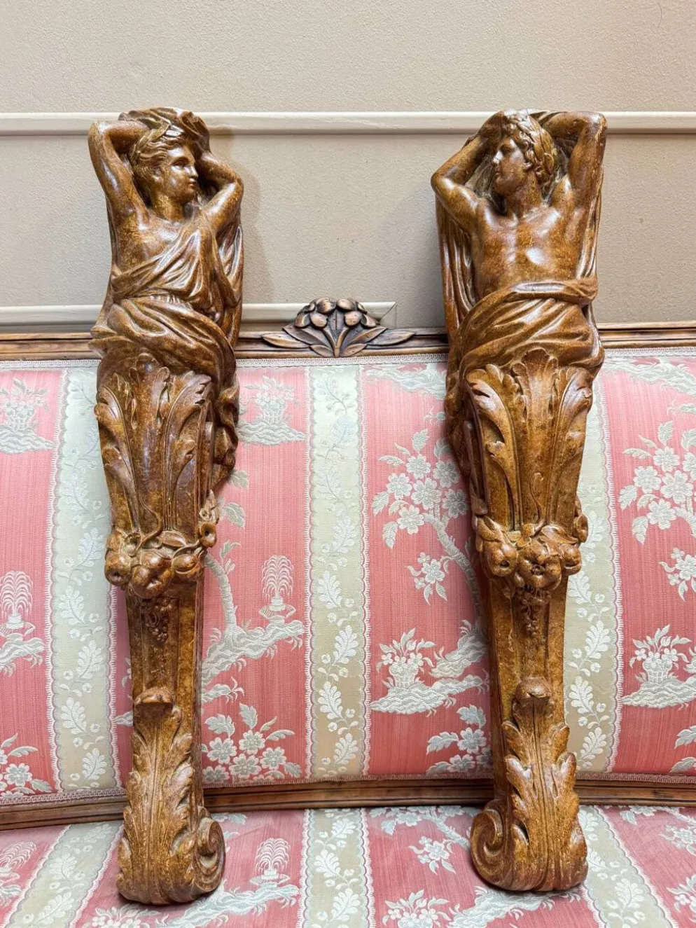 Paire de consoles en plâtre peint de style Louis XVI