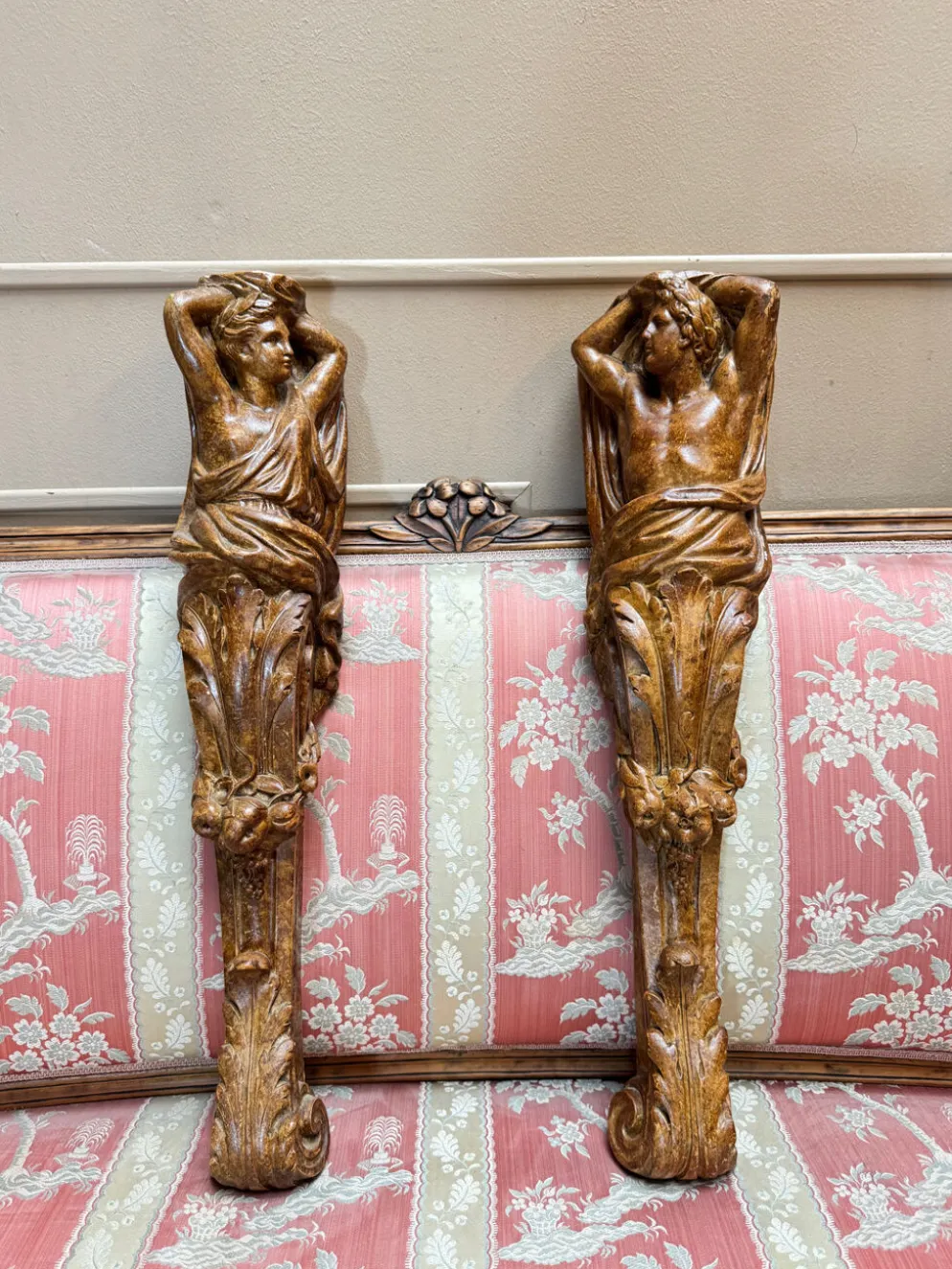 Paire de consoles en plâtre peint de style Louis XVI
