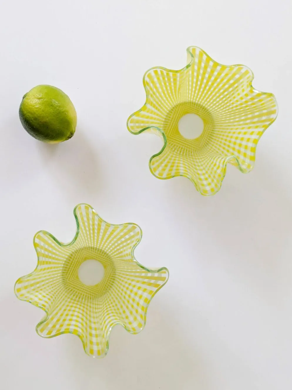 Paire de coupes "Gingham" Chance Brothers carreaux jaune bords ondulés