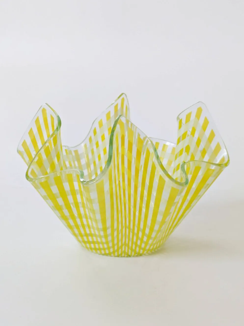 Paire de coupes "Gingham" Chance Brothers carreaux jaune bords ondulés
