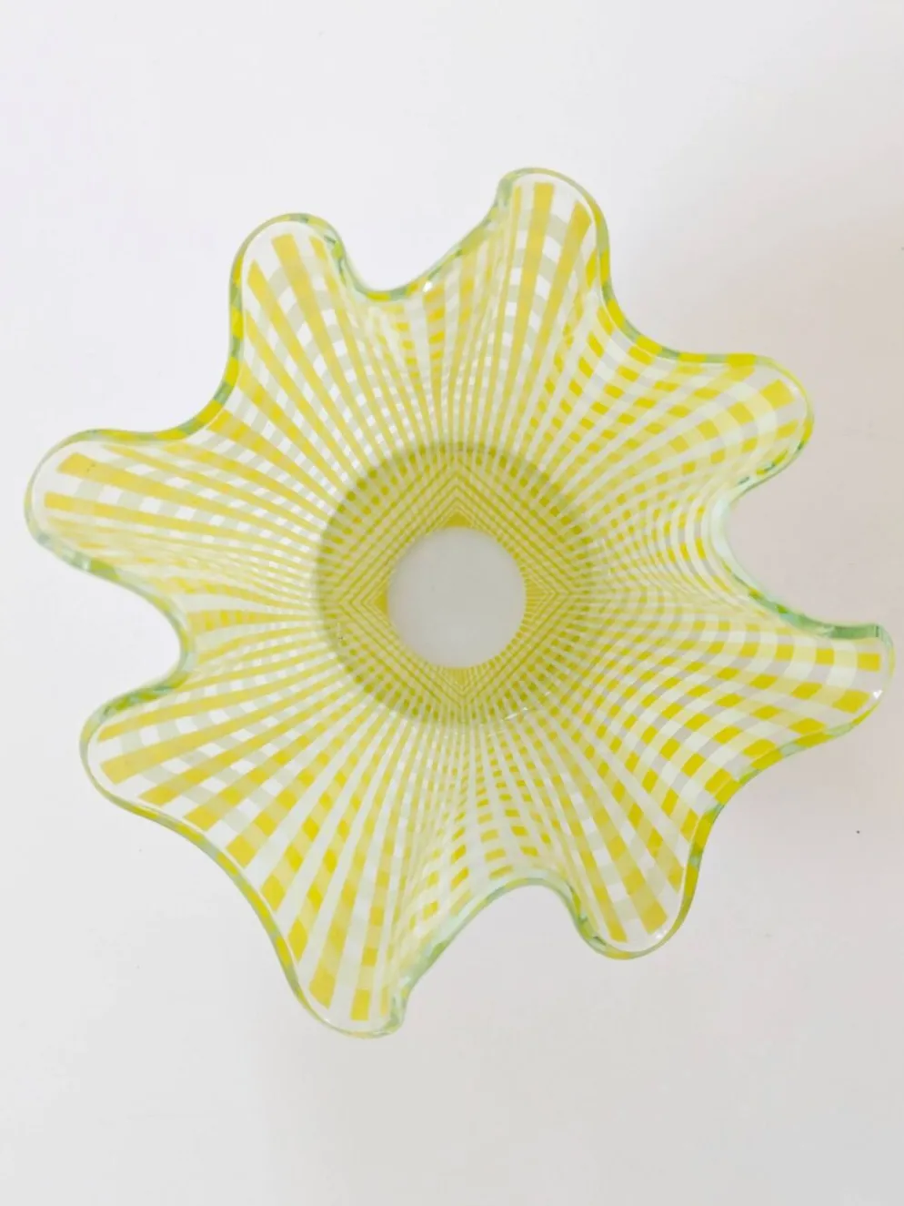 Paire de coupes "Gingham" Chance Brothers carreaux jaune bords ondulés