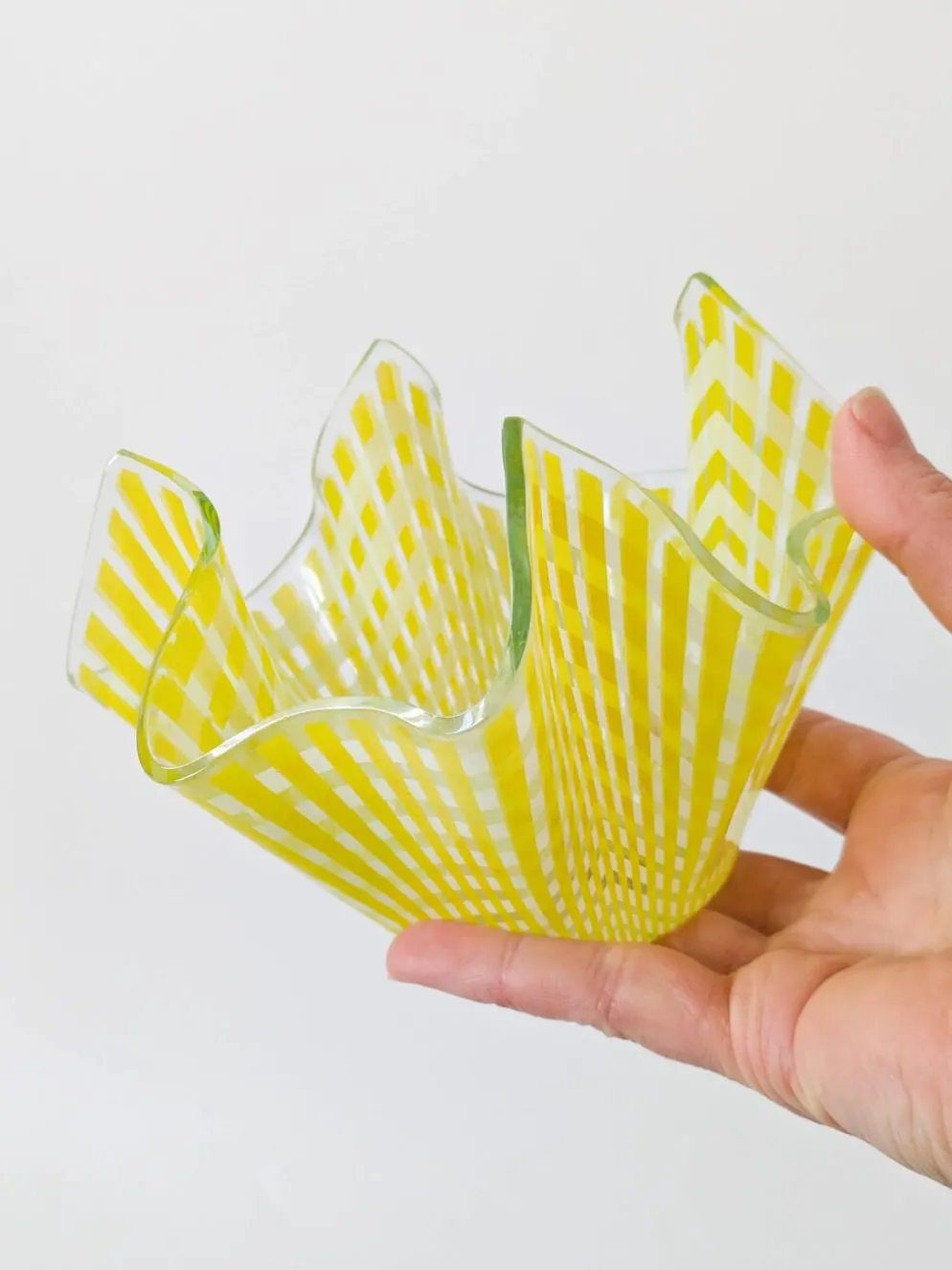 Paire de coupes "Gingham" Chance Brothers carreaux jaune bords ondulés