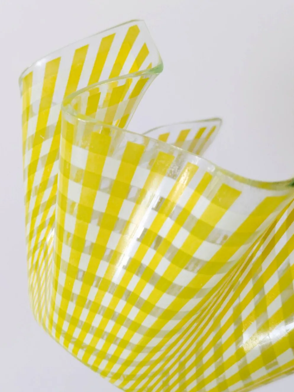 Paire de coupes "Gingham" Chance Brothers carreaux jaune bords ondulés
