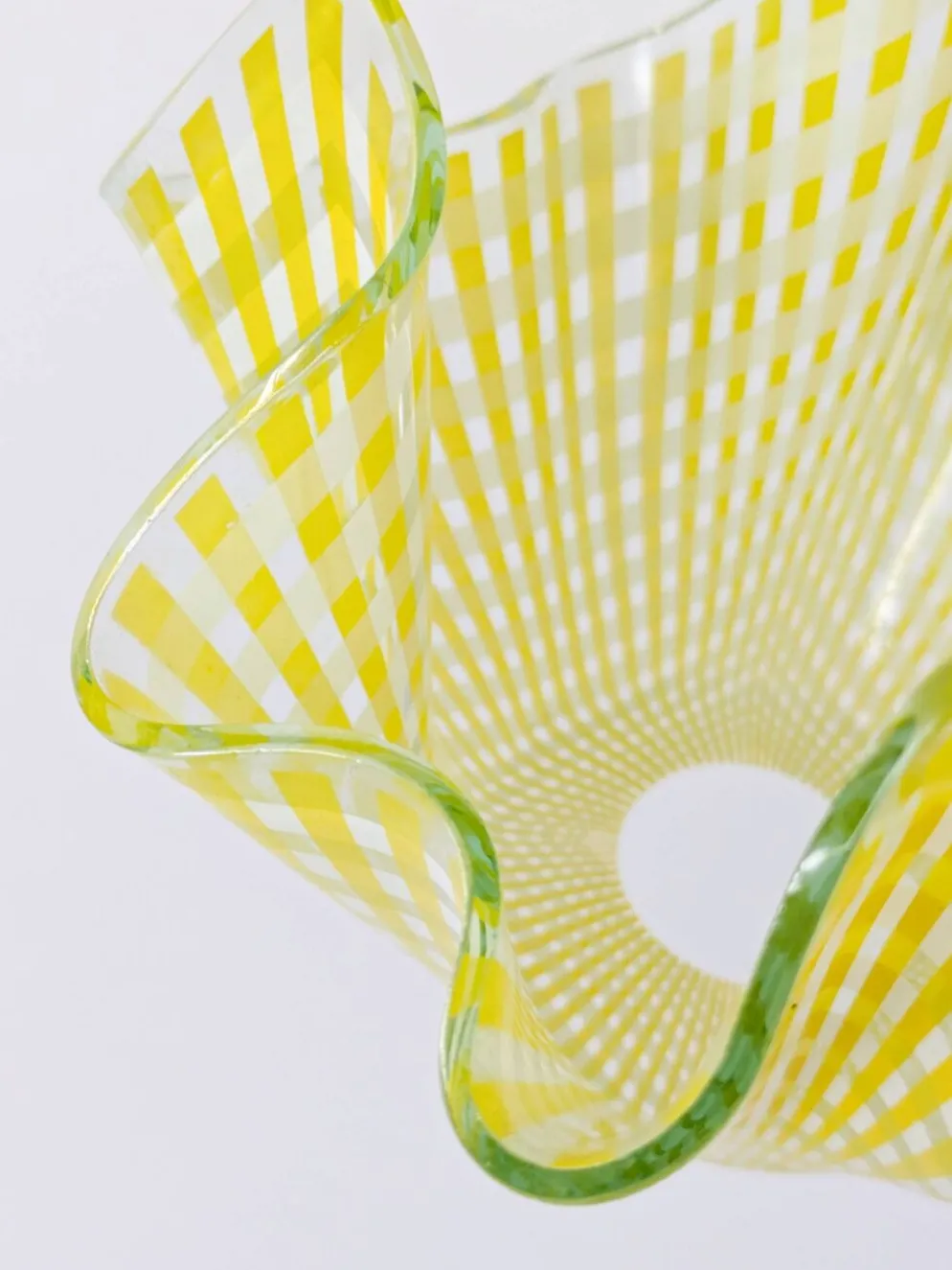 Paire de coupes "Gingham" Chance Brothers carreaux jaune bords ondulés