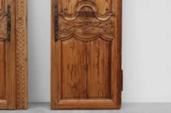 Paire de deux portes anciennes en bois sculpté à la main, vers 1880.