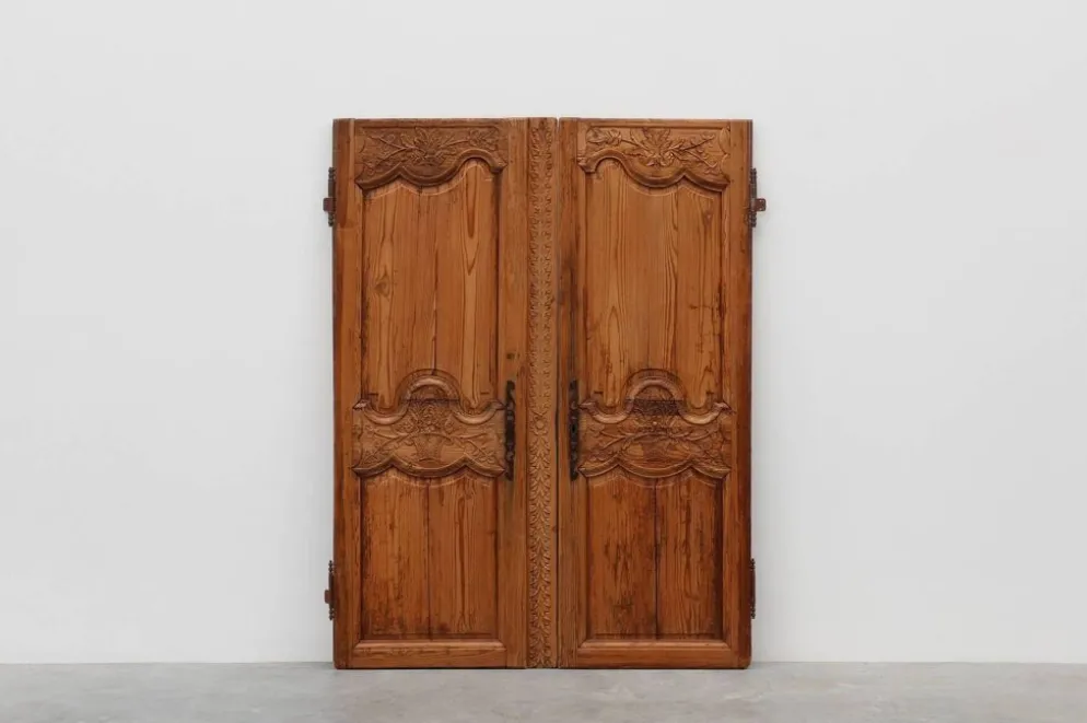Paire de deux portes anciennes en bois sculpté à la main, vers 1880.