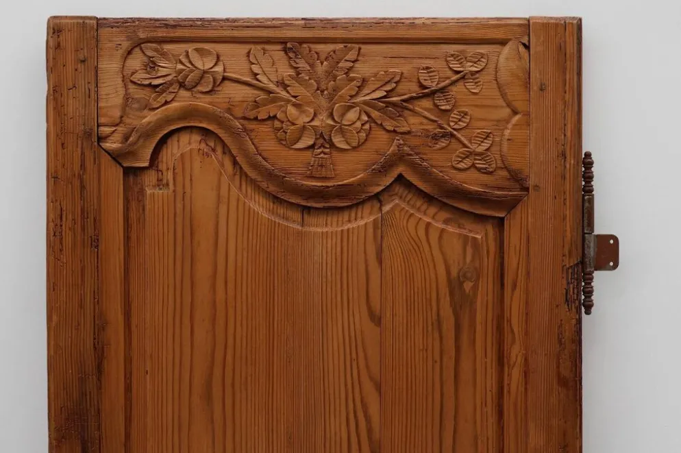 Paire de deux portes anciennes en bois sculpté à la main, vers 1880.