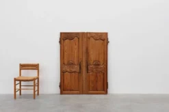 Paire de deux portes anciennes en bois sculpté à la main, vers 1880.