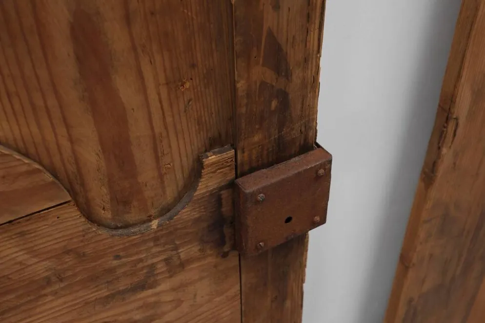 Paire de deux portes anciennes en bois sculpté à la main, vers 1880.