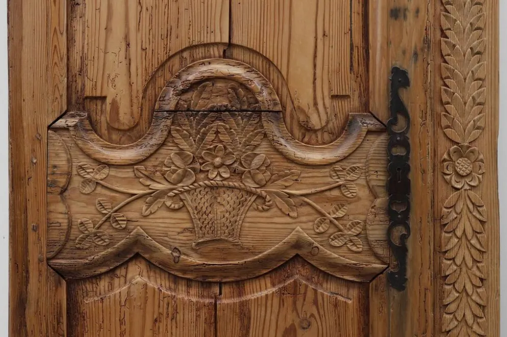 Paire de deux portes anciennes en bois sculpté à la main, vers 1880.